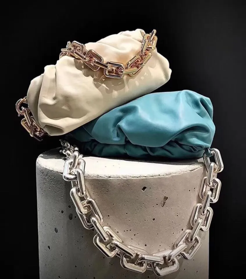 Oil painting blue upper body picture BV (silver chain) cloud bag is still standard with original leather ➕zp development. The most important thing about the whole bag is this hardware chain. To make the upper body not heavy, but with solid texture, it can only be made with thick gold-plated aluminum, original material! I will definitely satisfy you and give you the best answer. Size: 30×16×12cm